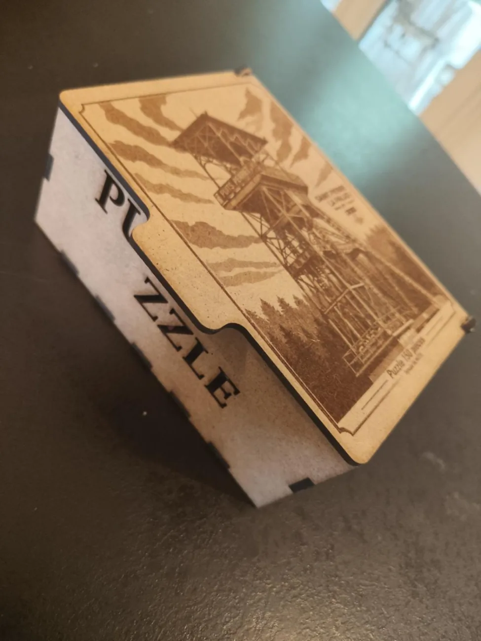 Coffret artisanal en bois gravé