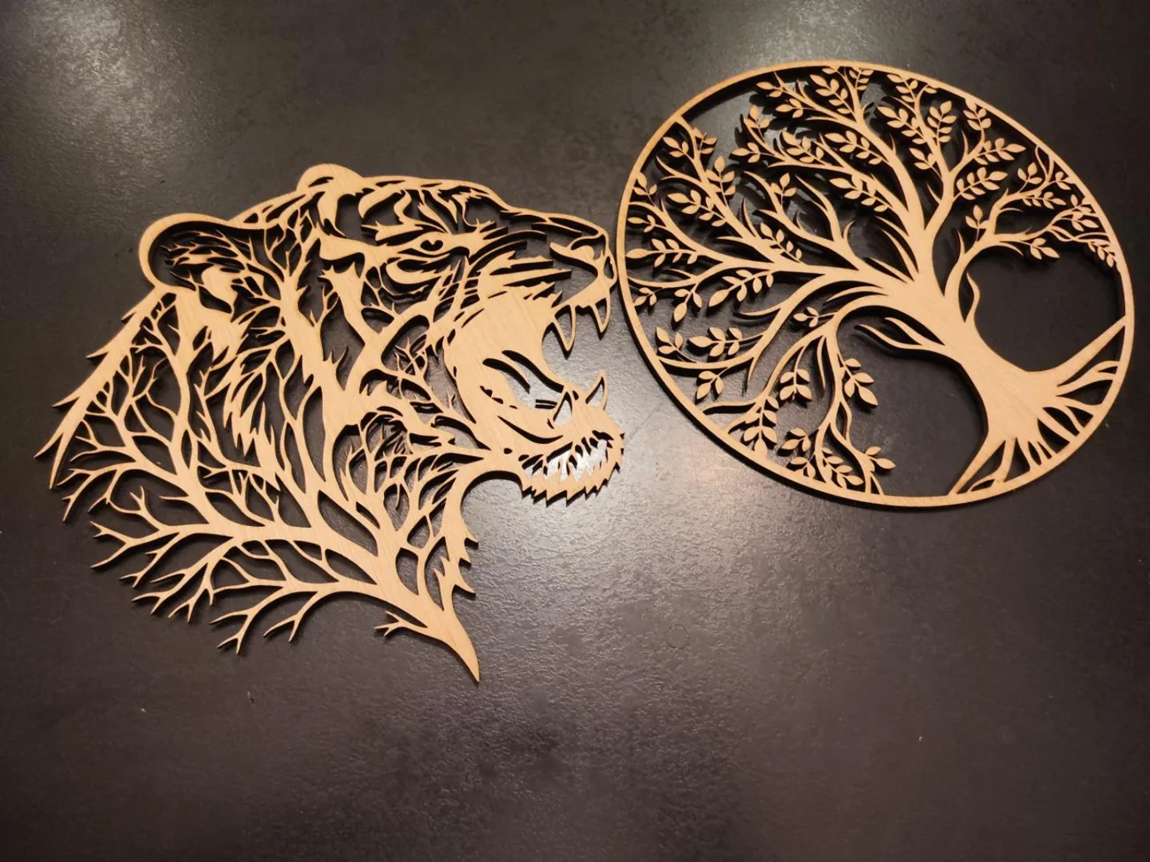 Gravure laser représentant un loup et un arbre