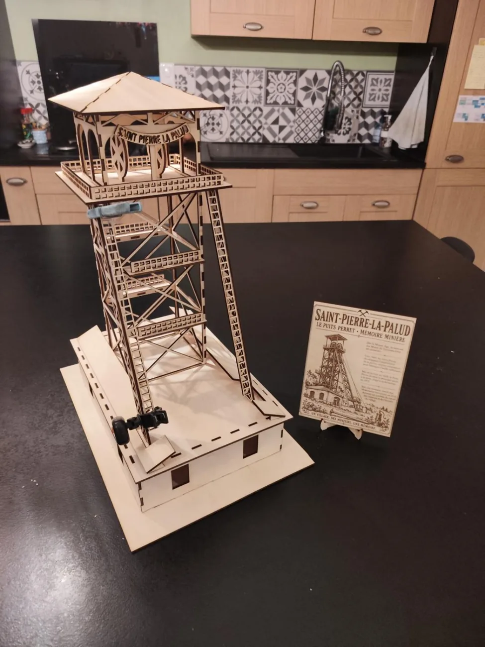 Maquette en bois du chevalement du Puits Perret