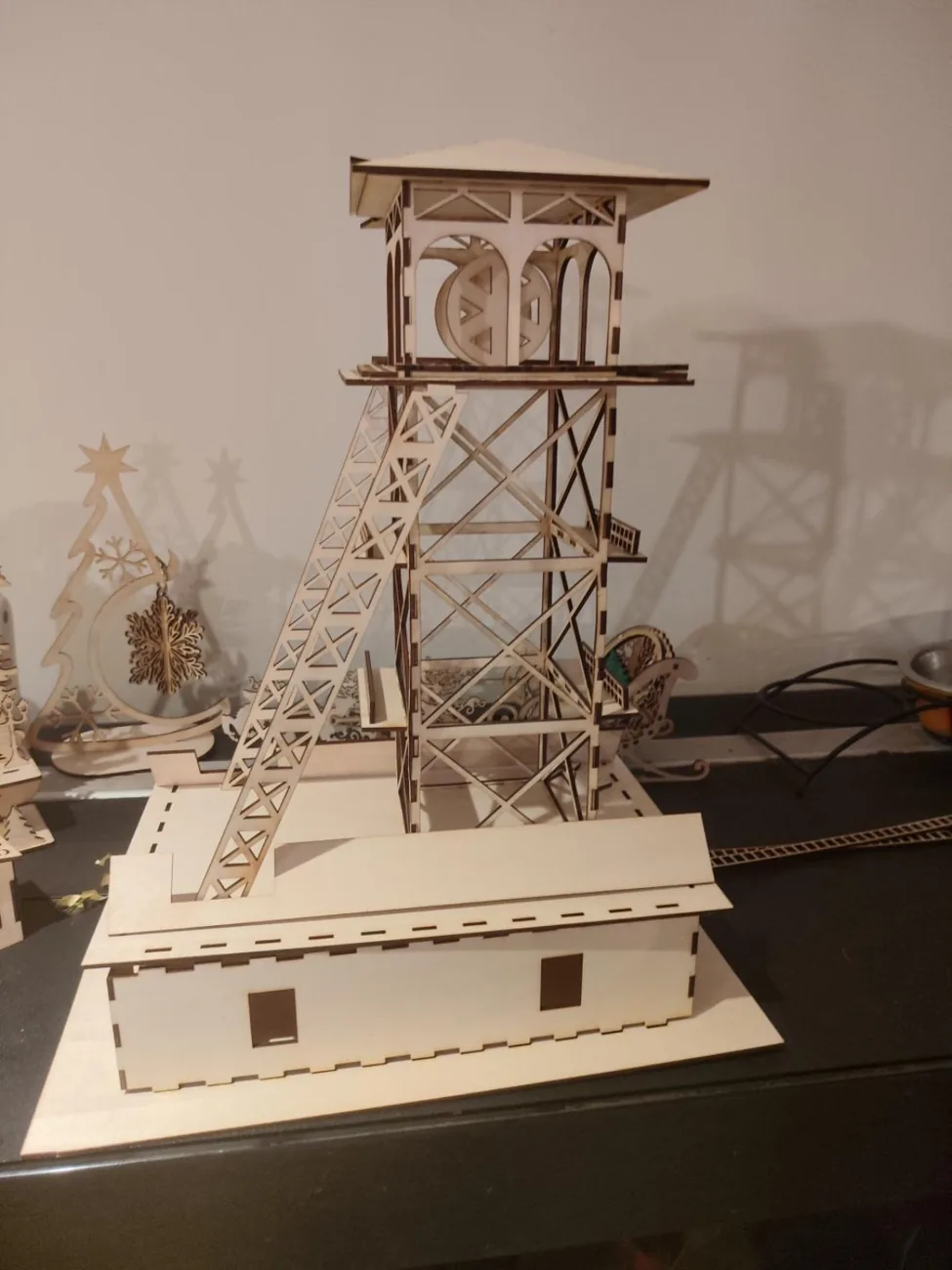 Vue d'une maquette de chevalement minier en bois
